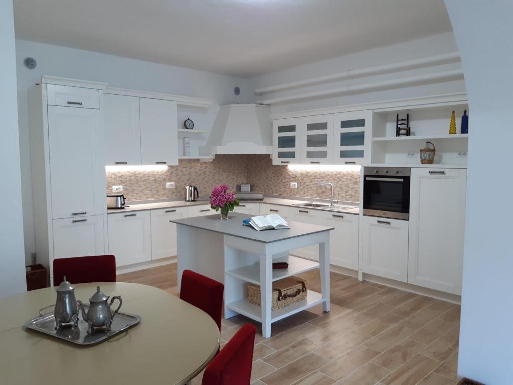 Big Apartment With Lake View And Two Bedrooms 살라코마시나 외부 사진