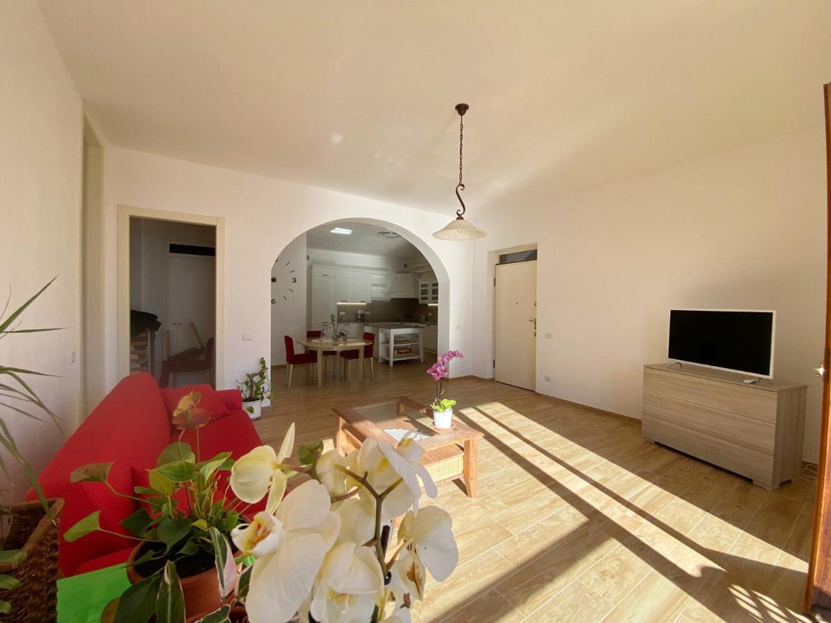 Big Apartment With Lake View And Two Bedrooms 살라코마시나 외부 사진