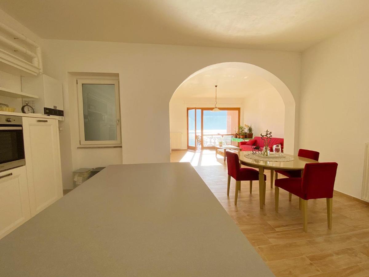 Big Apartment With Lake View And Two Bedrooms 살라코마시나 외부 사진